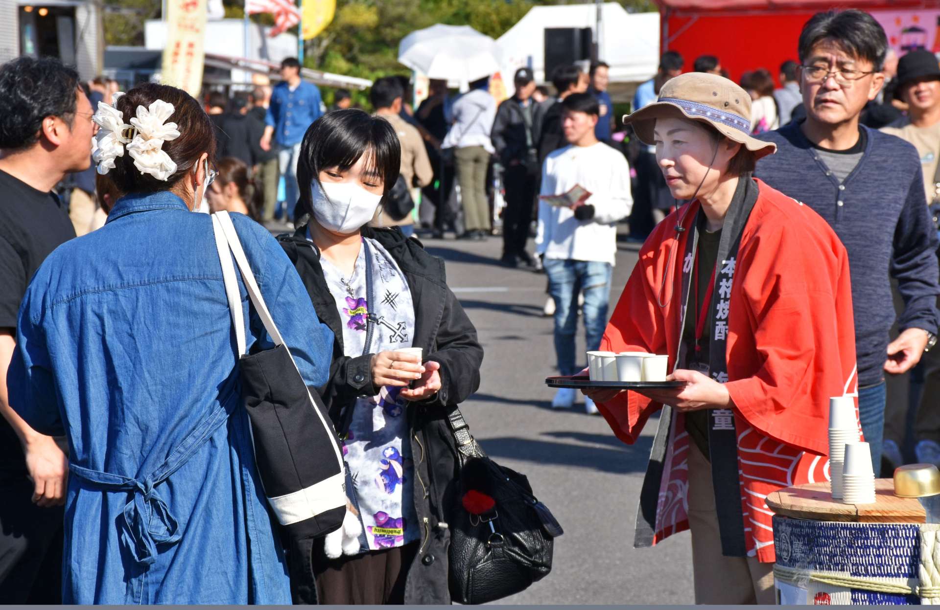 新酒を手に取る来場者＝１５日、いちき串木野市の浜田酒造伝兵衛蔵