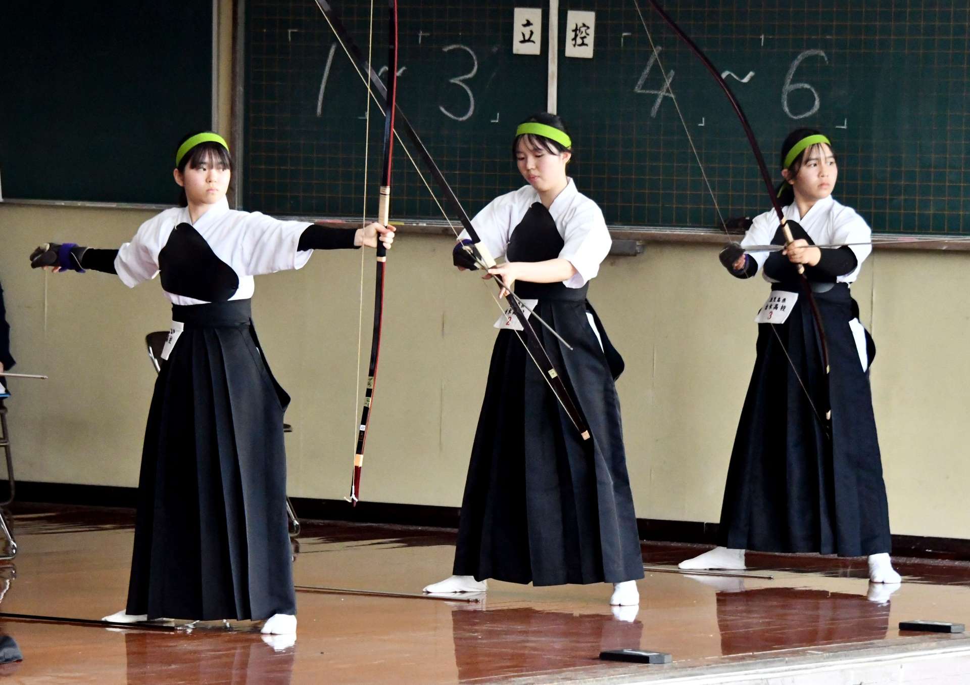 女子団体を制した出水。左から橋口、松尾、本城＝県武道館