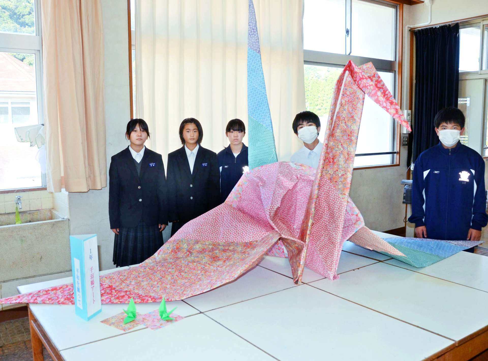 伊集院北中学校１年生が製作した巨大な折り鶴＝日置市の同校