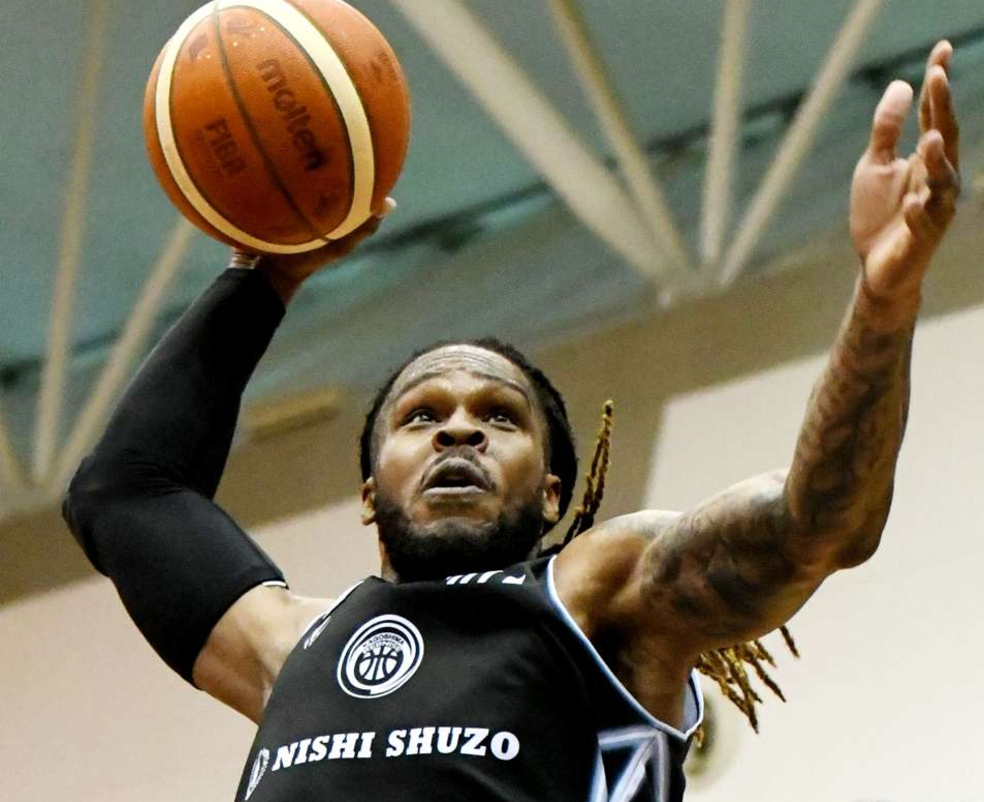 ダンクを狙うレブナイズのゲインズ＝サンアリーナ川内