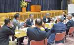 地域農業の活性化を議論した県農業経営者クラブの懇談会＝１４日、鹿児島県庁