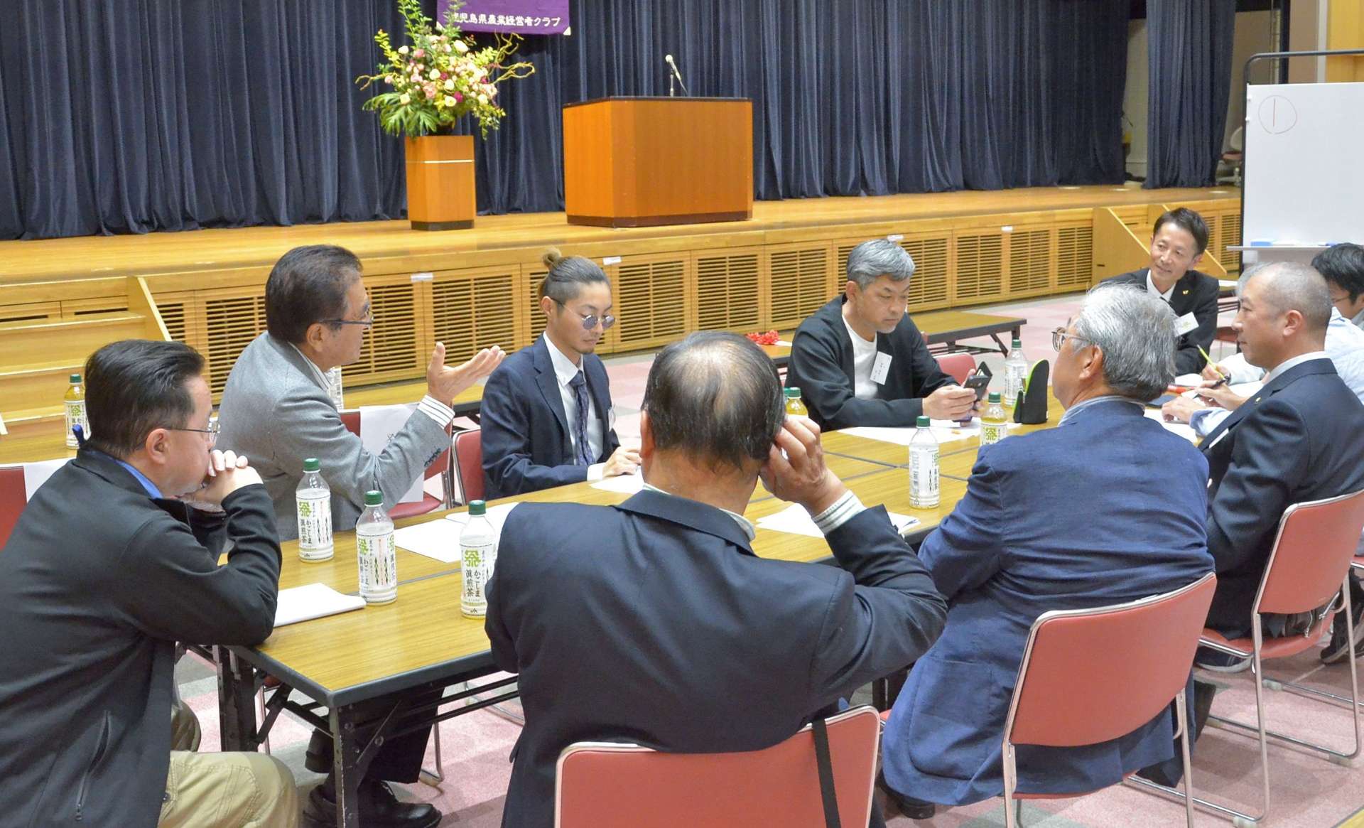 地域農業の活性化を議論した県農業経営者クラブの懇談会＝１４日、鹿児島県庁