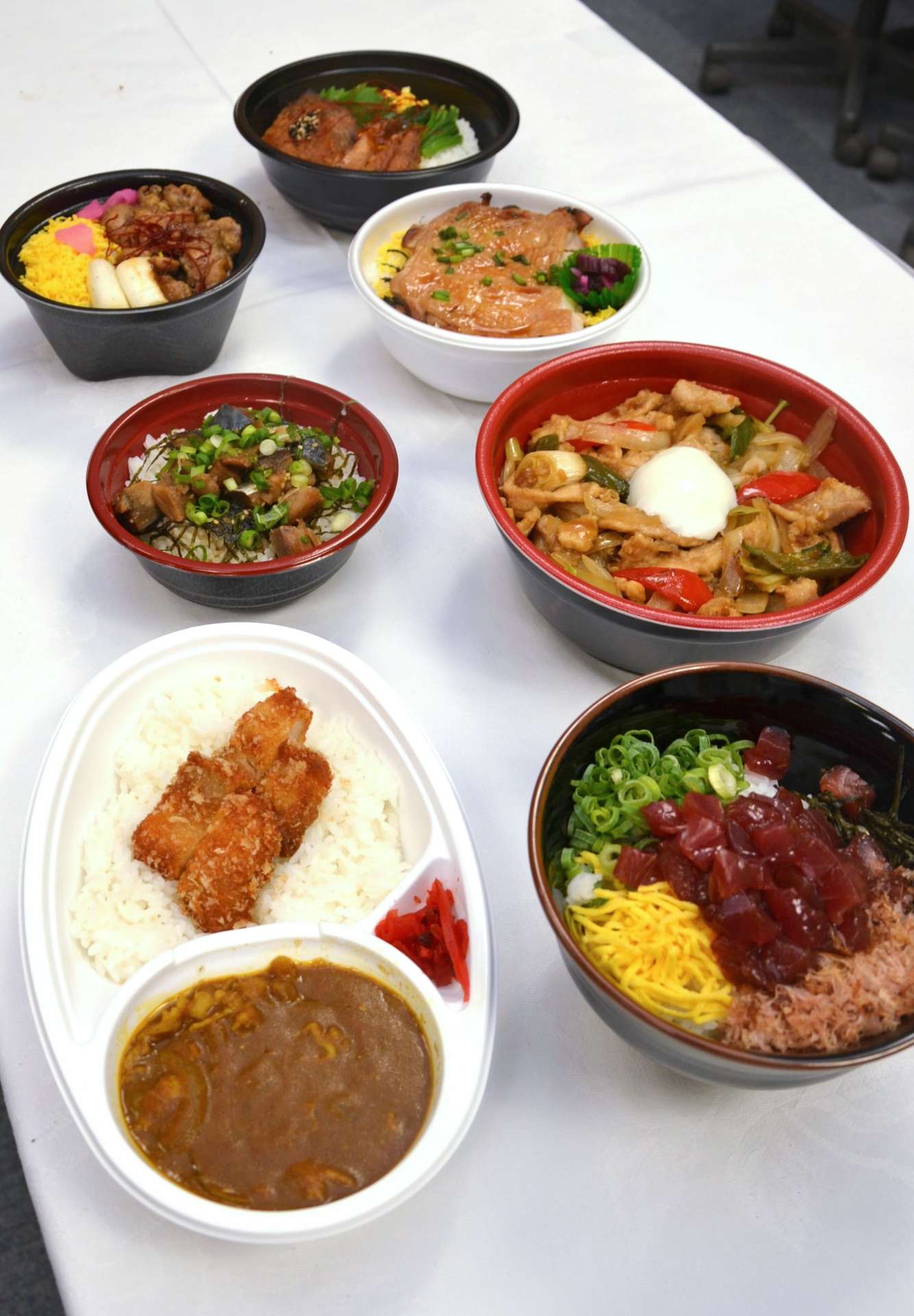 「ピックアップゲーム」で販売される７種類の「おい丼」＝県庁