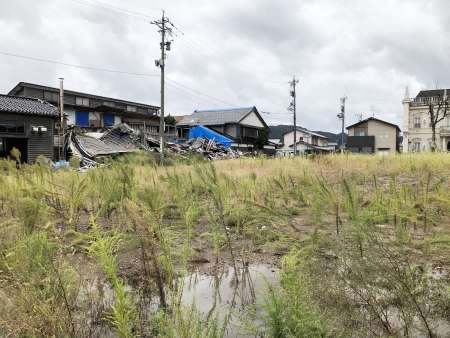 〈関連〉さら地になった朝市通り一帯。近隣には解体が進まない家屋が残る