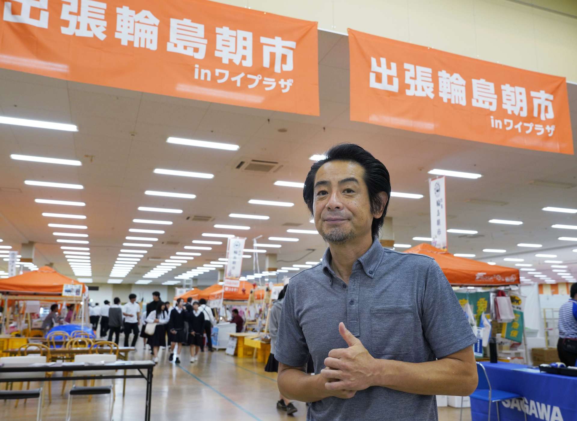 地元の商業施設内で営業を続ける輪島朝市の冨水長毅組合長。修学旅行生などもやってくる