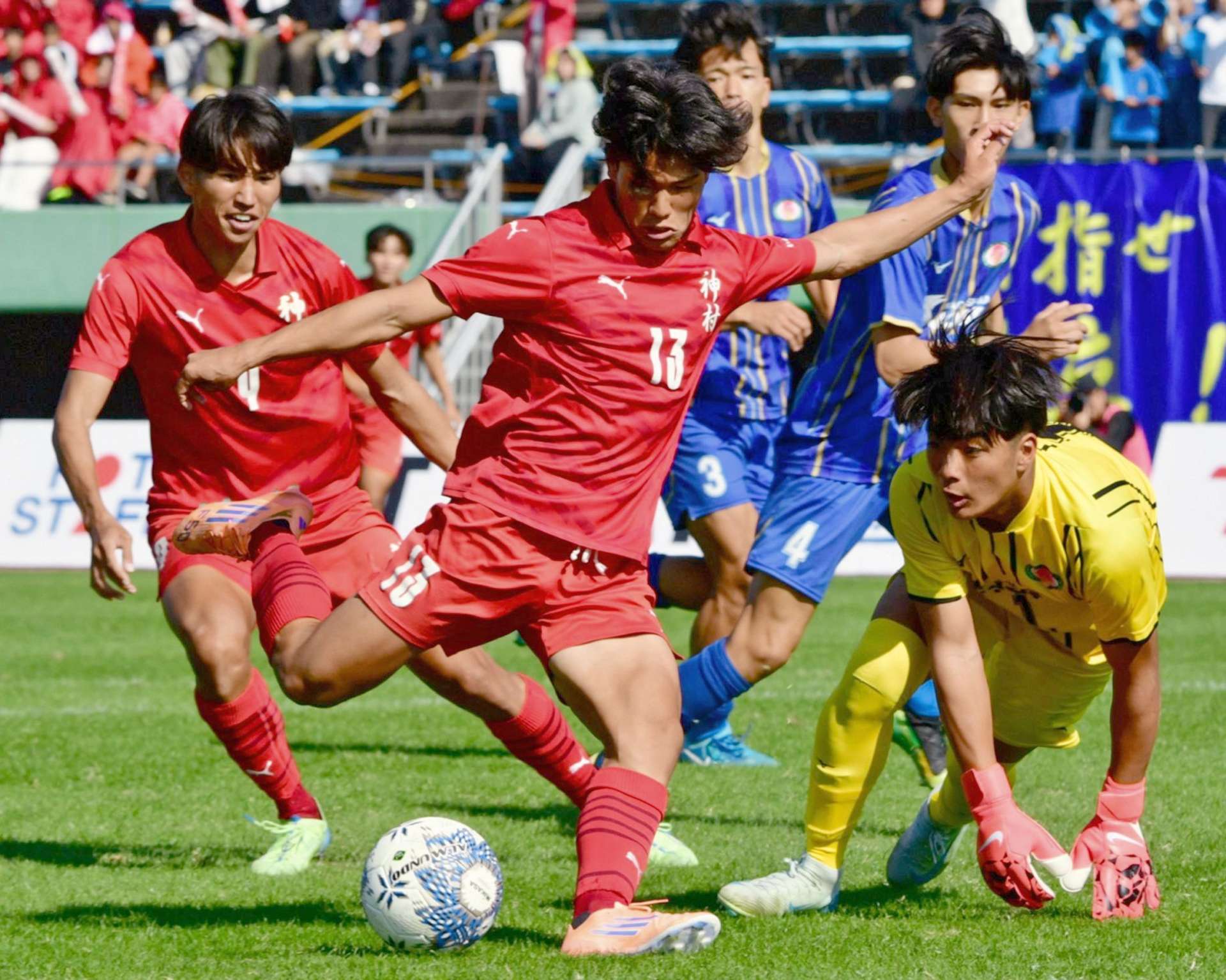 前半、シュートを放つ神村の日高＝鹿児島市の白波スタジアム