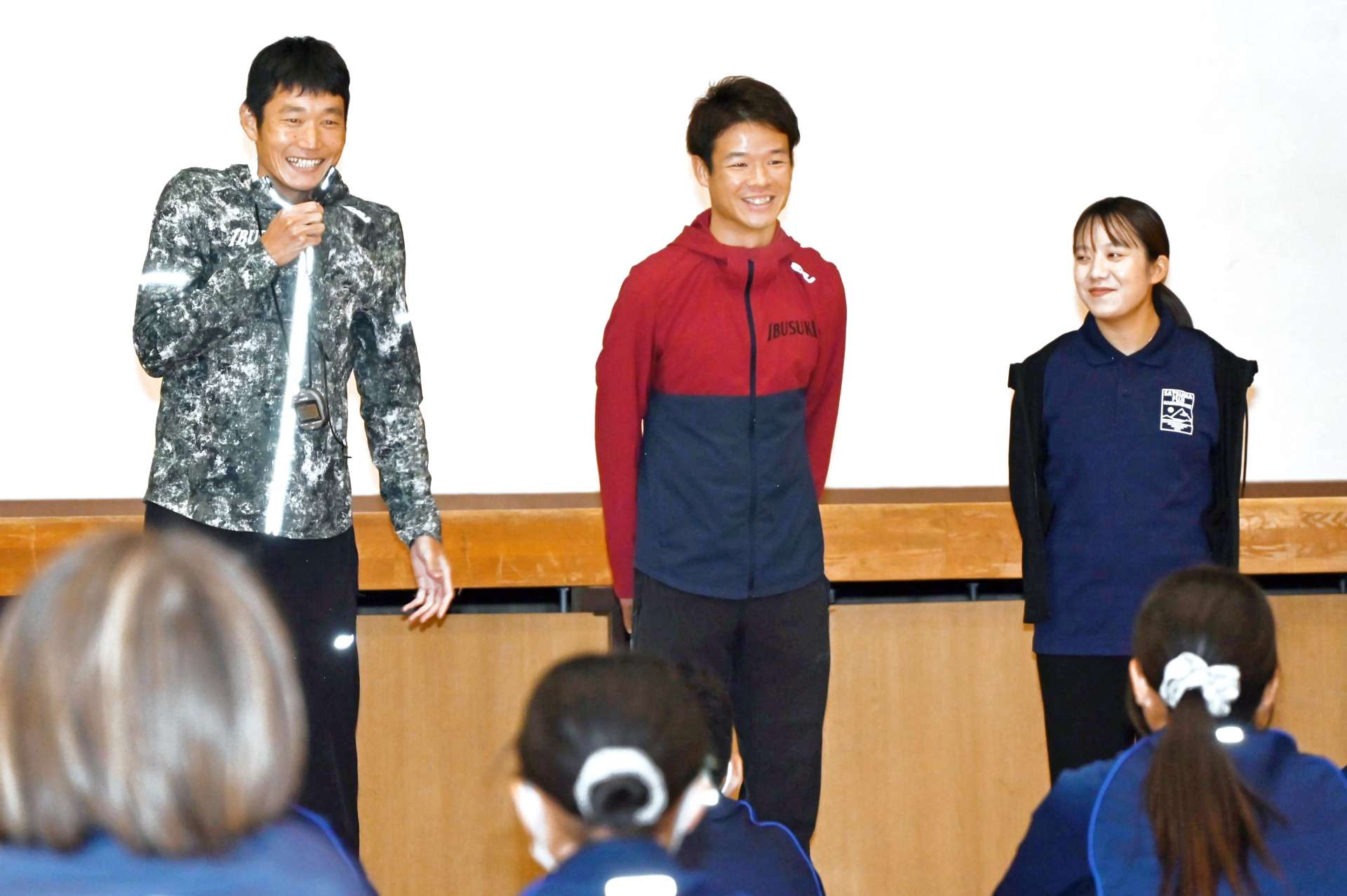 生徒と対面する（右から）上原美幸さんと吉鶴実さん、前田伯さん＝南さつま市の大笠中学校