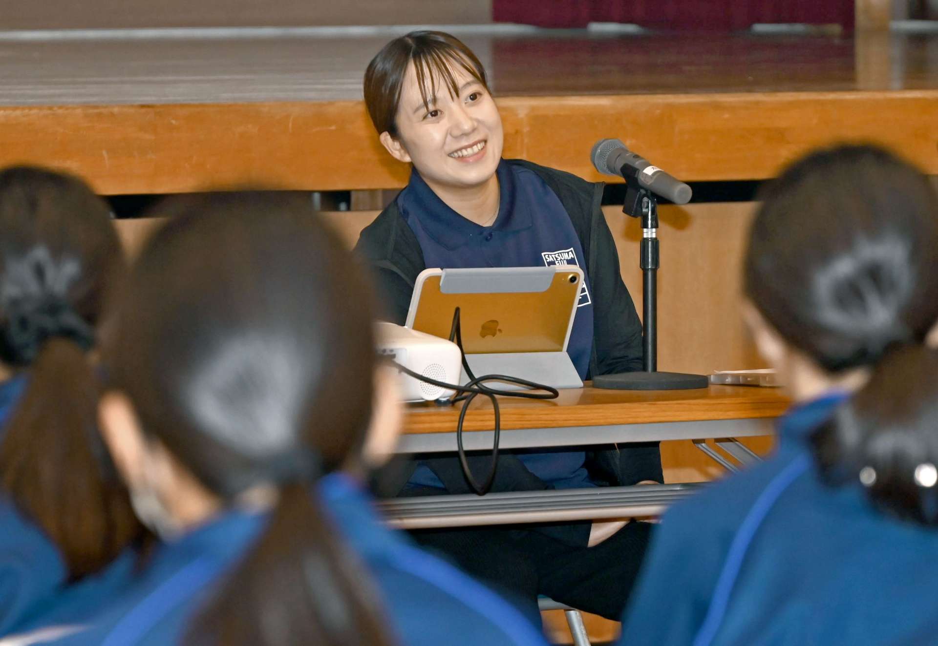 講演する上原美幸さん＝８日、南さつま市の大笠中学校