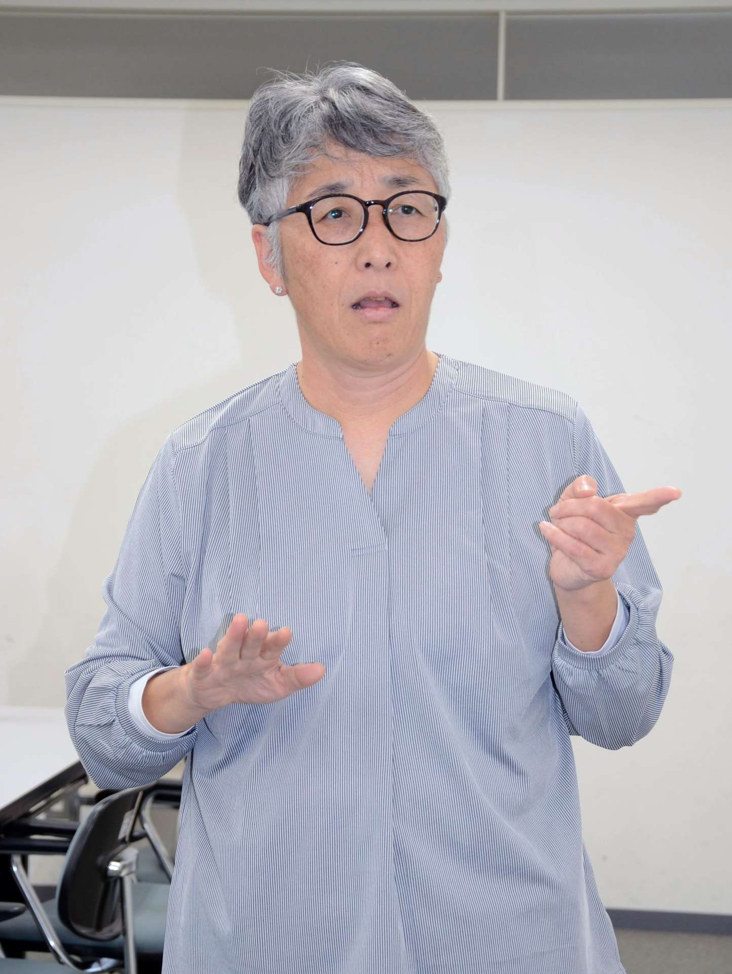 〈別カット〉手話でろう者と会話する県手話通訳問題研究会の横溝和恵会長＝１１日、霧島市