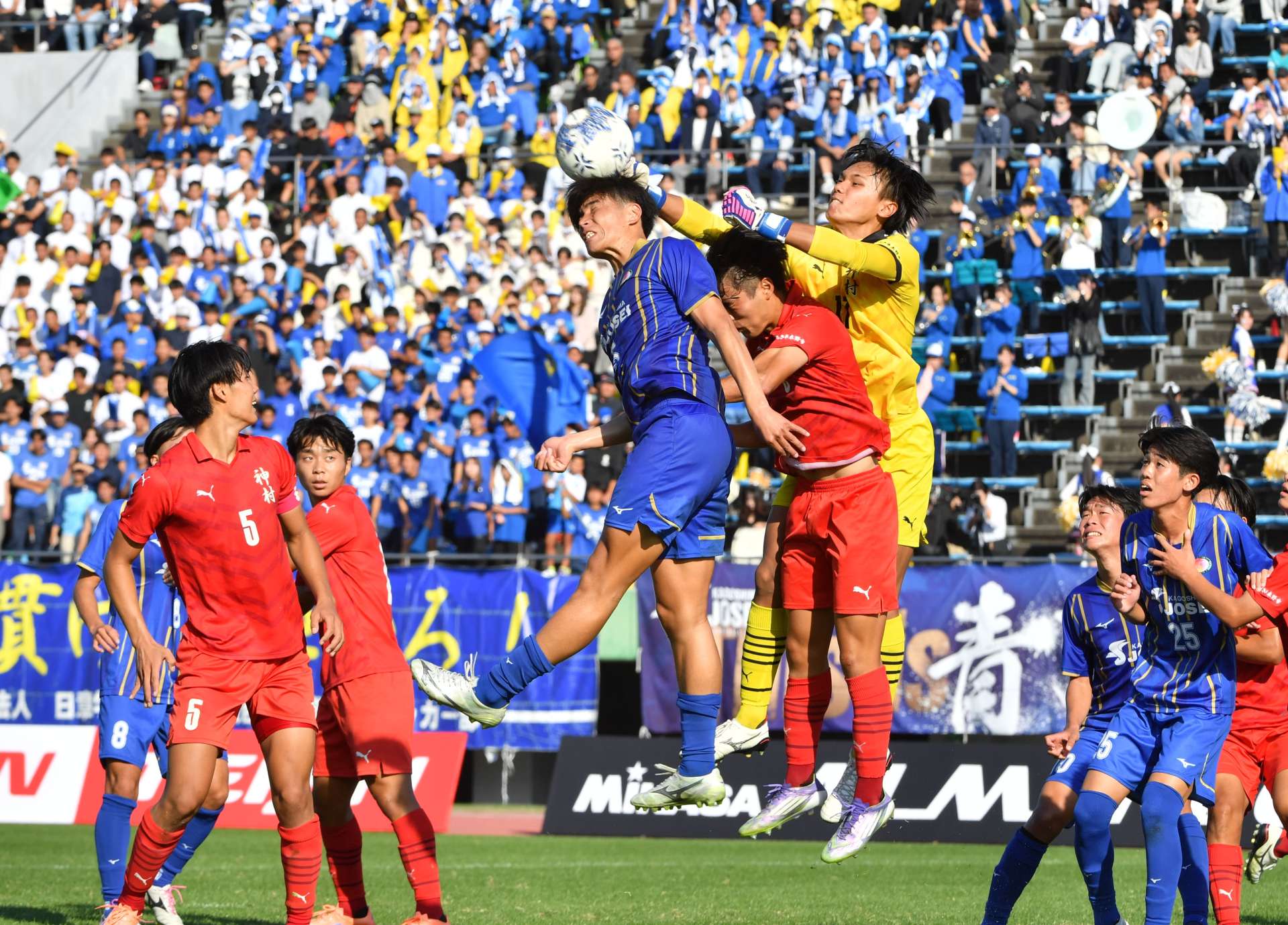 後半、ゴールに迫る鹿城西イレブン＝白波スタジアム