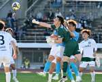 前半、こぼれ球をクリアする鹿児島ＵのＧＫ山内＝香川県立丸亀競技場