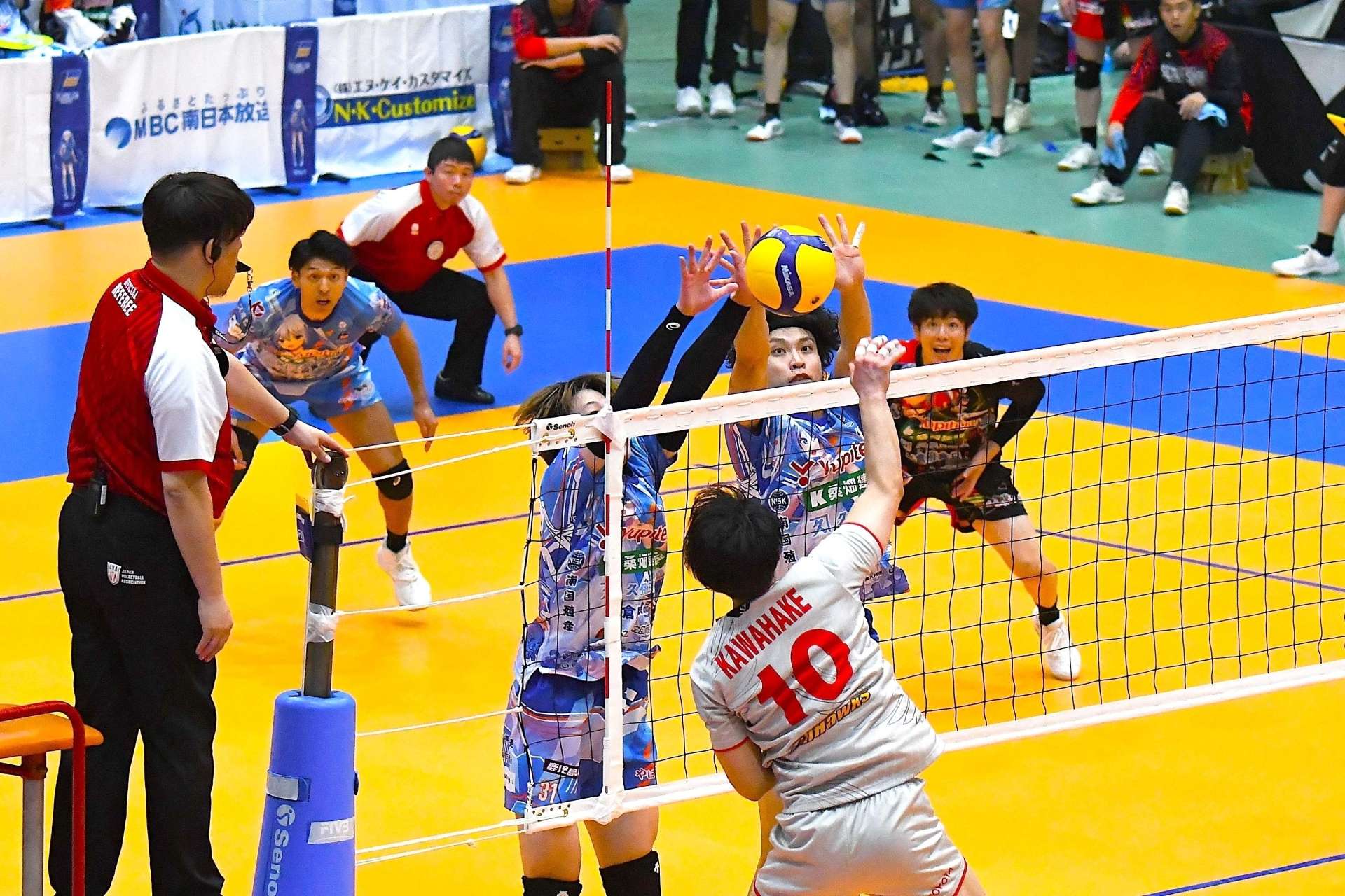 第１セット、ブロックに跳ぶフラゴラの山田（右）と黒川＝フラゴラアリーナ日置