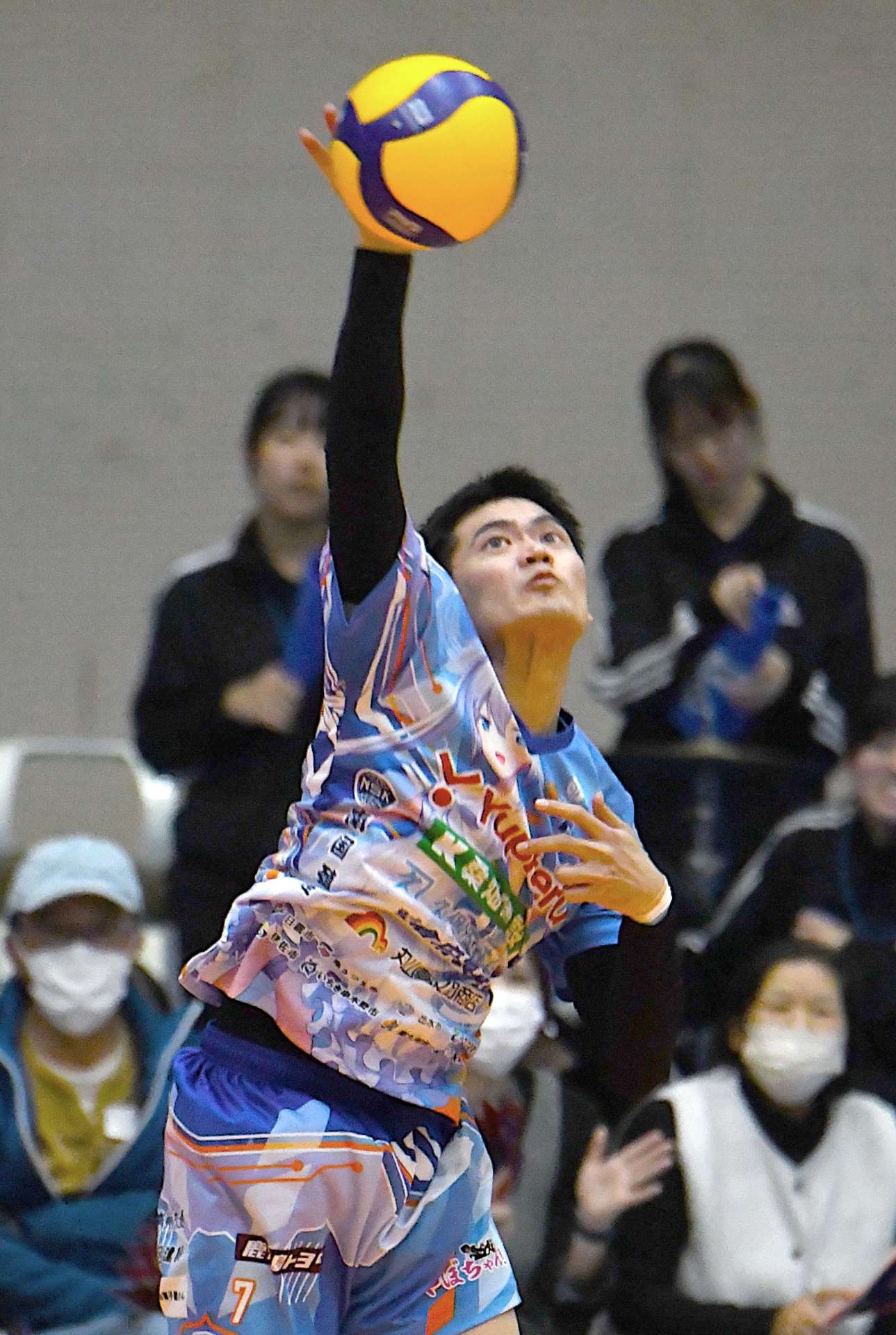 第２セット、サーブで得点を決めるフラゴラの津田＝フラゴラアリーナ日置