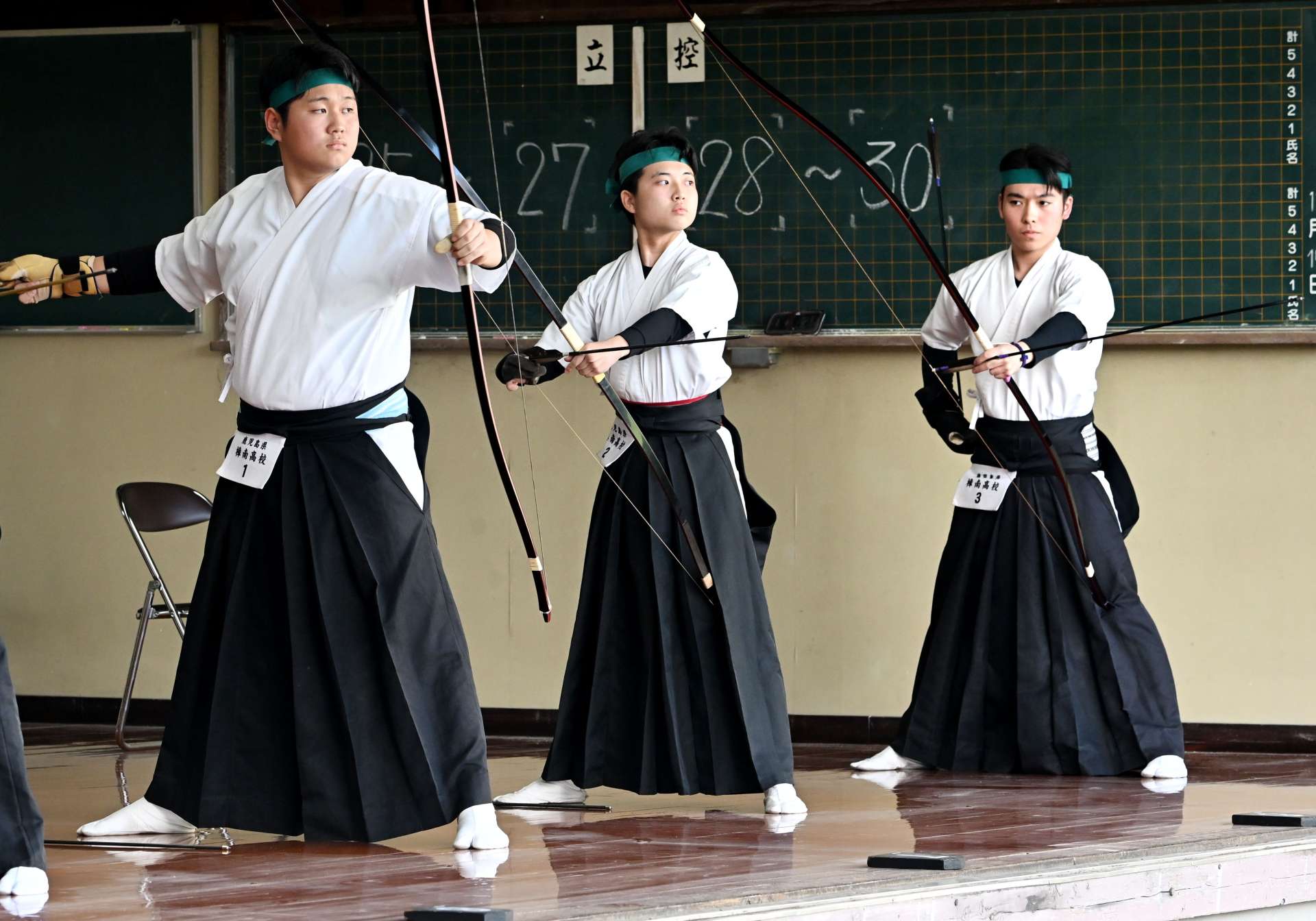 男子団体を６年ぶりに制した樟南（小田切、原口、川畑）＝県武道館