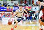 第１クオーター、ドリブルで攻め込むレブナイズの佐藤＝ロートアリーナ奈良（Bリーグ提供）