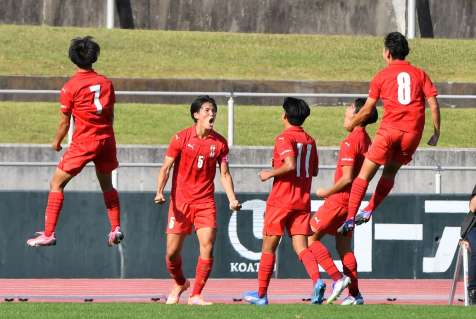 ゴールを決め喜ぶ神村の中野（５）＝白波スタジアム