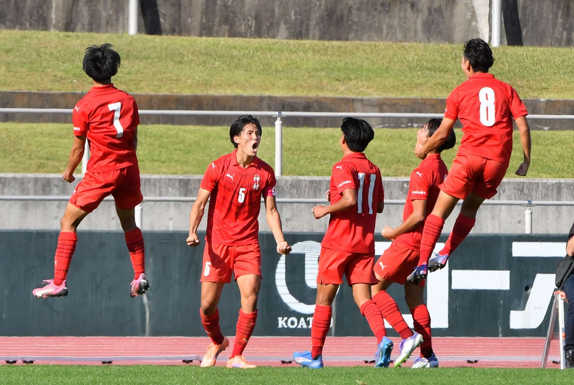 ゴールを決め喜ぶ神村の中野（５）＝白波スタジアム
