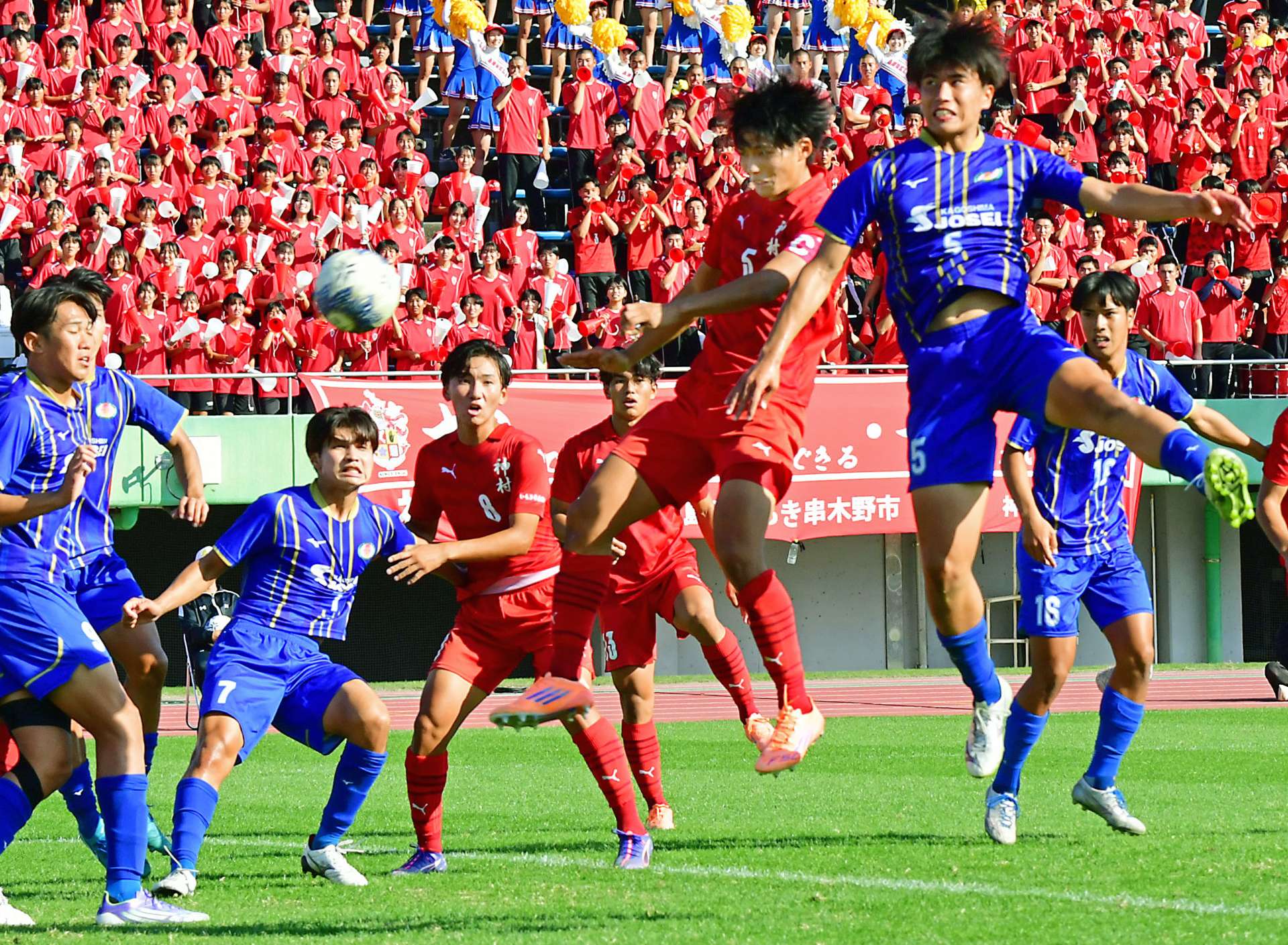 後半１６分、神村の中野（５）がヘディングシュートを決める＝白波スタジアム