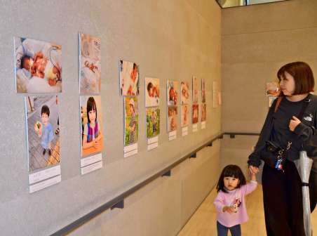 〈別カット〉低出生体重児の写真が並ぶ会場＝１３日、鹿児島市の天文館図書館