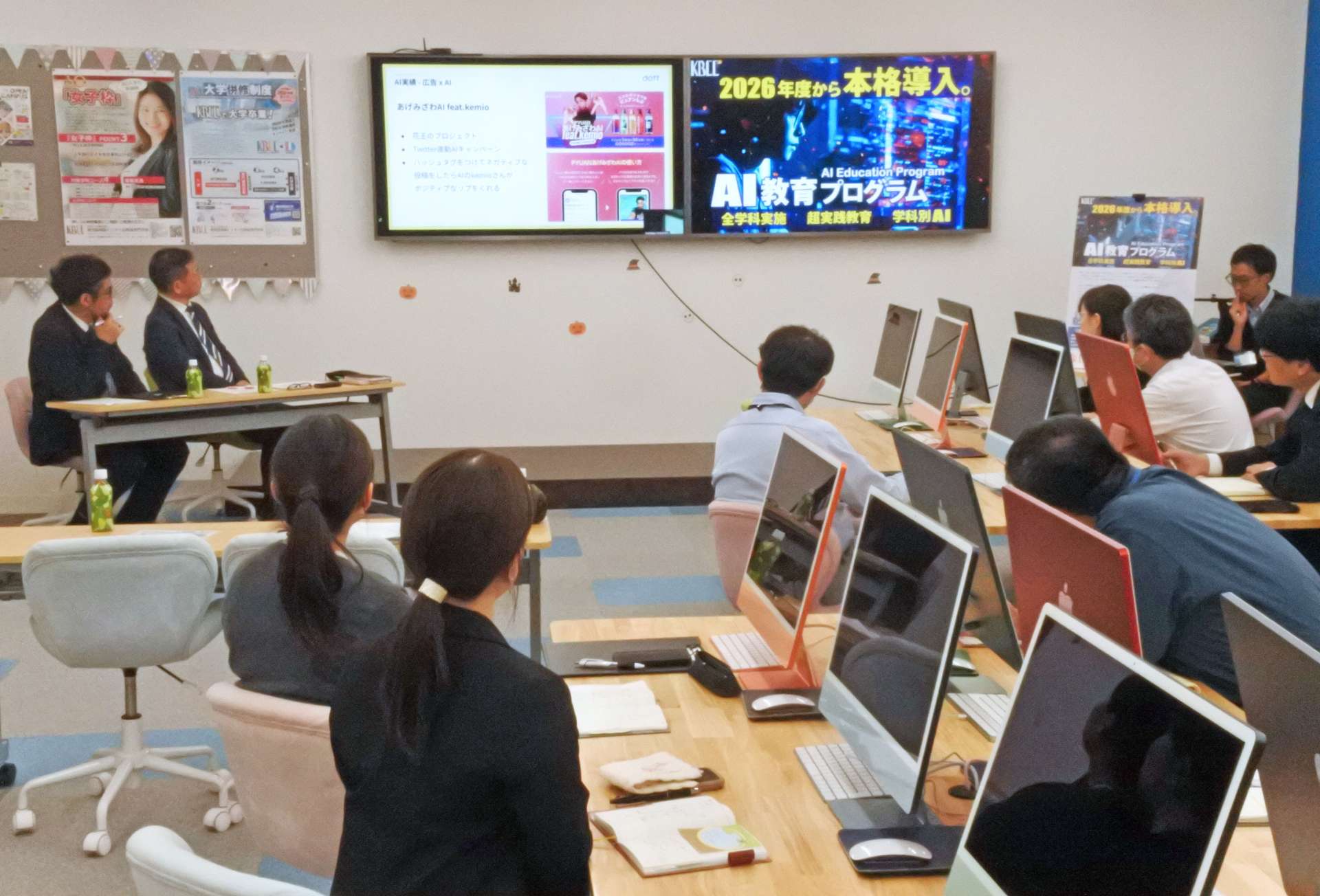 ＡＩ教育についてオンラインセミナーを受ける教員ら＝１０月２８日、鹿児島市の鹿児島情報ビジネス公務員専門学校