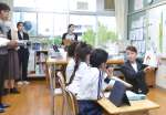 名山小学校で開かれた日本語教室の公開授業＝１０月３１日、鹿児島市