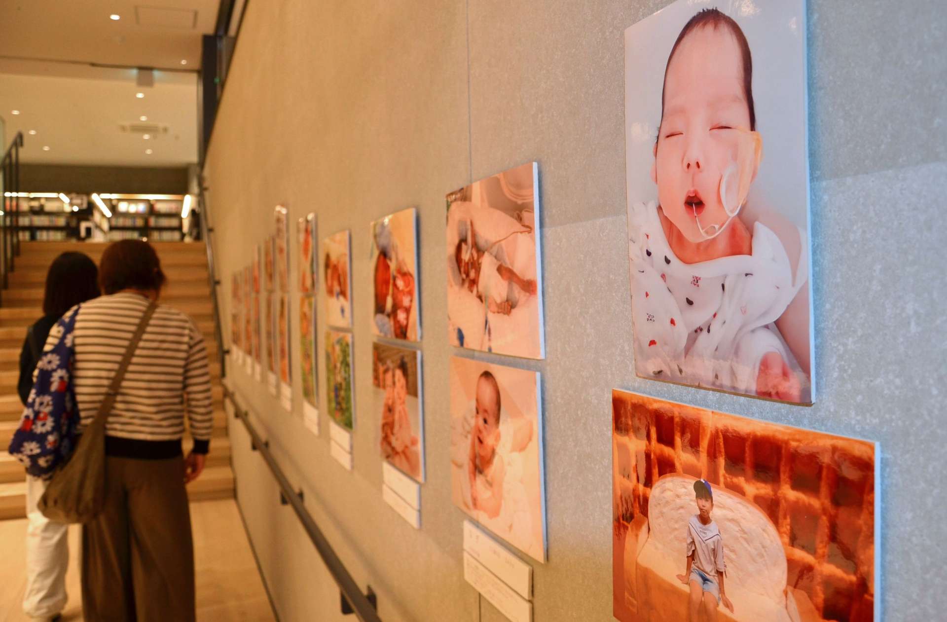 低出生体重児の写真が並ぶ会場＝１３日、鹿児島市の天文館図書館