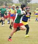 ボールを追い全力でプレーするシニアラグビー選手ら＝伊佐市陸上競技場