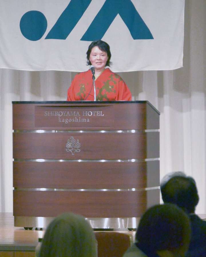 結成７０周年を祝うＪＡ県女性組織協議会の記念式典であいさつする永吉ゆりか会長＝１７日、鹿児島市の城山ホテル鹿児島