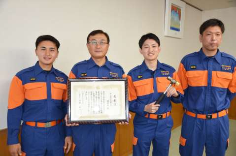 〈関連〉ハンマーを手に持ち、笑顔を見せる霧島市消防団隼人方面隊日当山第二分団姫城部＝霧島市役所