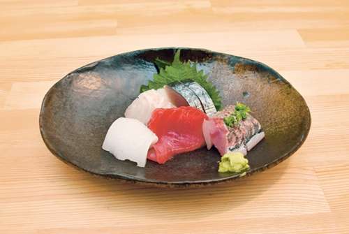 なごむね くろや