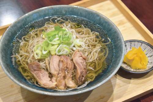 冷やしの肉そば 弥七<small>（やしち）</small>