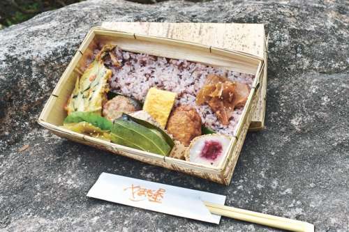 駅弁「花の待つ駅かれい川」<small>（森の弁当やまだ屋）</small>