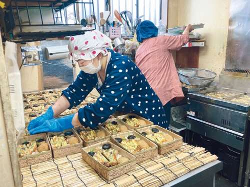 駅弁「花の待つ駅かれい川」<small>（森の弁当やまだ屋）</small>