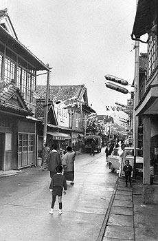 昭和41年、旧樋脇町の市比野温泉街。「旅館十軒、温泉宿十軒がある。泉質は無色、無臭できれい。三、四年前から湯之元、入来温泉などに客を奪われ、市比野温泉の発展をはかるため温泉振興会－観光協会を作ることになった」と紹介している