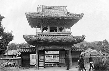 昭和51年、阿久根市西徳寺の二層の楼門。「二層目が鐘楼を兼ねており、九州ではたった二カ所しかない極めて貴重な建築様式といわれる」と紹介し、「珍しいとあってこのところ見学者がふえている」と報じている。