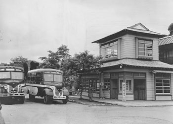 昭和25年6月、霧島観光会館。「ザビエル400年祭記念事業の一環として霧島神宮駅前に建設され、同月5日から観光案内事業を開始した」と報じている。