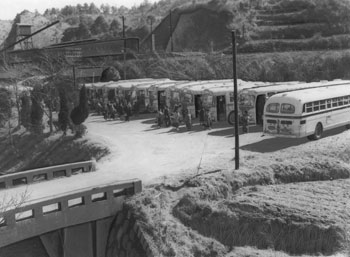 昭和37年3月、霧島神宮駅に押し掛けた観光団。当時の紙面は「駅は乗降する観光客で大にぎわい。東京や大阪など、各方面から団体客二万人がおとずれ、例年の二、三割の増。駅長もうれしい悲鳴をあげている」と報じている。