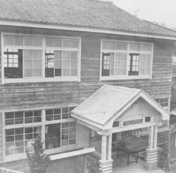 昭和２４年６月、旧大隅町の岩川公民館。当時の紙面は「同公民館はコバルト色のペンキもあざやかな約八十坪の木造二階建て。県下でも数カ所しかない独立家屋で同月四日に開館した」と報じている。