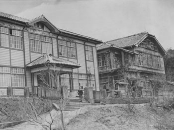 昭和３０年２月、旧松山村役場と農協。紙面によると「同村の人口は八千二百三十一人で約九十パーセント近くが農家。優良肥育牛の産地として知られ、畜産同好会がある集落もある」という。