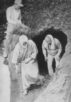 昭和５７年６月、南種子町田代地区で復活された行事「岩穴焚（た）き」。当時の紙面には「種子島に古くから伝わる、珍しい行事で７０年ぶりに復活。自然の洞窟でサウナのように蒸し風呂にし、約３０人の地域のお年寄りらが汗を流した」と報じている。