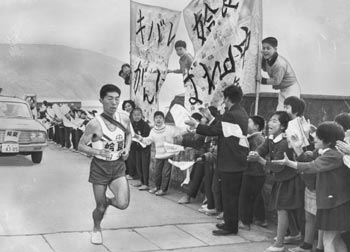 最終日、２区のヤマ場で折田選手（鹿児島）を抜いてトップに立つ生駒選手（日置）＝昭和42年2月22日、垂水市俣江