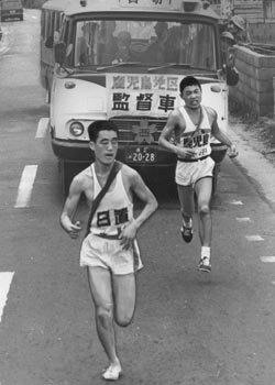 最終日、新聞紙をつなぎ合わせた大ノボリに“キバレ”の文字を大書、地元の田中選手をはげます福山小の児童たち＝昭和42年2月22日、旧福山町