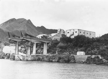 昭和３９年９月、操業中止した硫黄島の鉱業所設備。紙面は「近代的な設備を誇った硫黄鉱山がついに閉山に追い込まれている。村の財源の３分の２を同島が支えていただけに村が受ける打撃は深刻」と報じている。