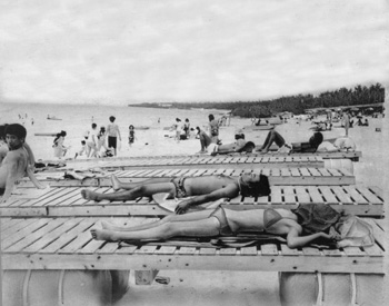 昭和５３年５月５日、ゴールデンウィークから本格的な観光シーズンに入った与論島。紙面では「海辺では若いビキニ姿があふれ、海水浴場周辺の店もいっせいに店開き。百合ケ浜などには脱衣施設がないため、宿で着替えて茶花などの町を水着姿のままでかっぽする観光客が多い」と報じている。