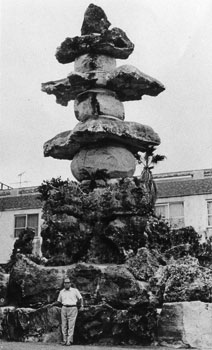 昭和５９年１１月２３日、和泊町に日本一の巨大な石灯ろう完成。当時の紙面では「沖永良部島の港湾ではしけ作業に携わってきた山田三十茂さんが『はしけ時代の苦難を後世に伝えたい』と歴代船頭さん顕彰碑とともに建設した。地元産の大理石を使用し、高さ１５．８メートル、総重量は３１８トンと威風堂々としたもの。ギネスブックには石灯ろうの項目はないが、１９８４年の同書日本版には日本一の石灯ろう（高さ５．８メートル、重さ４３トン）が載っており、高さ重さともはるかに上回る和泊の石灯ろうは日本一に間違いない」などと伝えている。