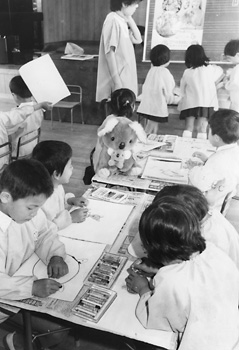 昭和５９年５月、ユーカリを寄贈された大空幼稚園（高山町）の園児たちは、苗木の面倒をみたり、コアラの絵を描いて「会える日」を楽しみにしている。紙面によると「子どもたちはコアラのポスターやぬいぐるみを見ながら、思い思いのクレヨンでコアラを描いている。ユーカリの葉を食べているところ、赤ちゃんコアラをおんぶしているものなど様々。同園ではユーカリの木を園内の花壇に植え、遠足で平川動物園に行く際に葉をプレゼントしようと大切に育てている」と伝えている。