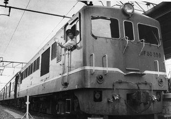 昭和５４年９月、日豊本線電化開業にともない、国鉄名物の一つ「ディーゼル機関車DF50」が退役。紙面は「SLブームの影であまり注目を浴びなかった“老兵”だが、機関士たちにとっては捨て難い味をもった名車。３０日には“さよなら運転”のセレモニーを行い、最後の汽笛を鳴らしたあと解体される。花形時代の３８年には１３１両が全国で走っていたが、１０月１日からは九州には１台もいなくなる」と伝えている。