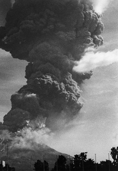 昭和６０年２月２５日、桜島南岳が爆発し、噴煙が４０００メートル以上上がり、火山れきや噴石が垂水方面に降った。当時の紙面によると「２４日の噴火はことし５１回目。爆発音、体感空振ともに『大』で、大量の火山灰とともに火山れきや噴石を、鹿児島市有村町や垂水市牛根、同市海潟一帯に降らせた。走行中や駐車中の自動車のフロントガラスなどを直撃し、県警の調べによると被害を受けた車は４０台以上。火山雷も観測された」と伝えている。
