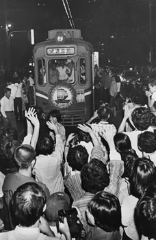 昭和６０年１０月１日、お別れ式を終えて発車する伊敷線の最終電車。紙面では「半世紀にわたり市民の足と親しまれてきた鹿児島市電の上町線、伊敷線が９月３０日限りで廃止された。伊敷町電停ではお別れ式が行われ、最終電車は市民らで満員。沿道も名残を惜しむ人であふれた」と伝えていた。