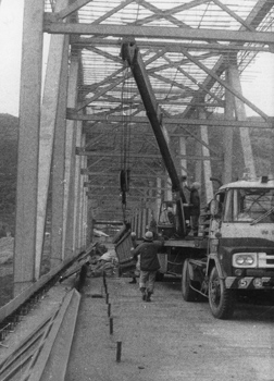 昭和４９年１月、開通に向け欄干が取り付けられる黒之瀬戸大橋。紙面によると、同大橋は昭和４７年４月に着工。「年末から歩道部分の両わきにつける“らんかん”の取り付け作業が進められ、長島島民が待望した橋の架橋工事はあと３カ月で完工。いよいよ４月上旬には開通する」と報じている。